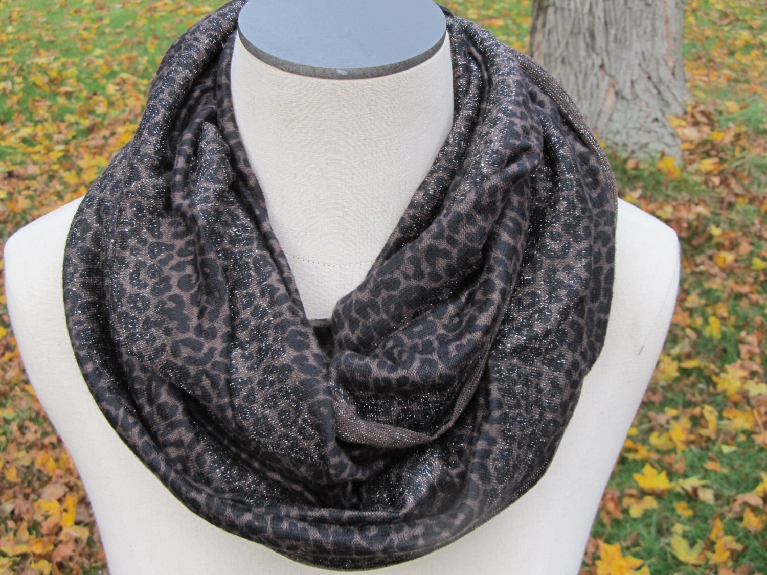 Loop Schal, Schoko Brauner Animal Print Mit Glitzer, Wickeltuch, Shrug, Stillschal, Gestreifter Strickstoff Silbernem Glitter von sewnansidesigns