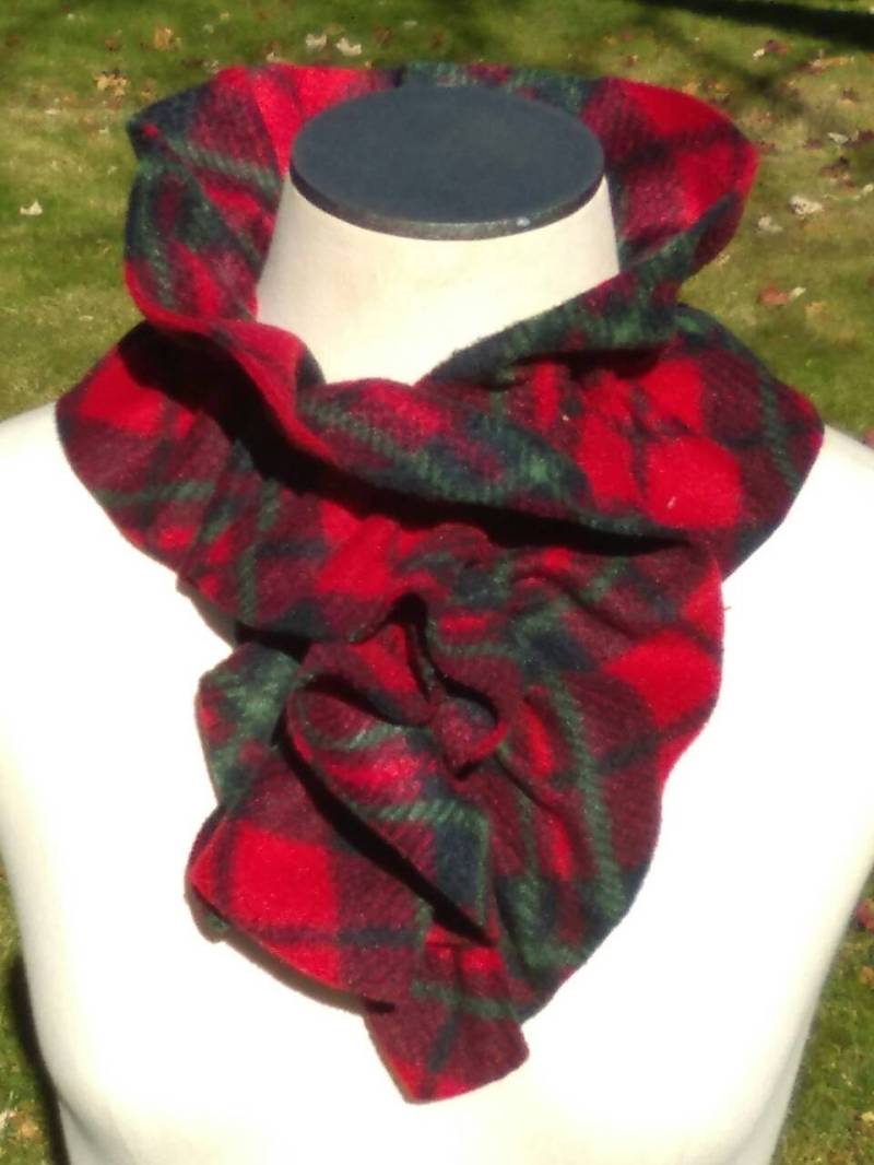 Rot Karierter Rüschen Fleece Schal, Rot, Grün Und Schwarz Halswärmer von sewnansidesigns