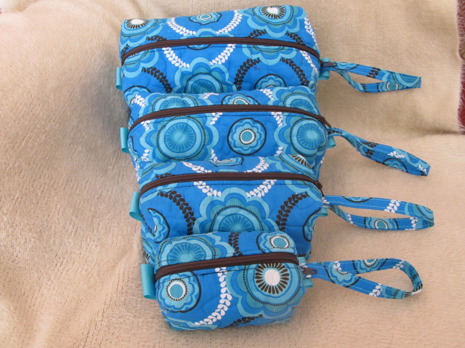 Set Von Vier Kleine Reise Duffle Veranstalter Taschen, Gesteppte Kosmetiktaschen, Make-Up-Taschen, Toilettentaschen, Armtaschen, Box-Taschen-Set von sewnansidesigns