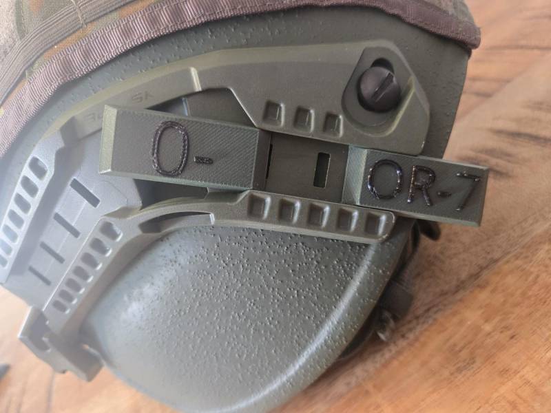 Zubehör Gefechtshelm-Sk, Wunschschrift, Schrifteinschub Side-Rail Zubehör Gefechtshelm-Sk, Wunschschrift, Schrifteinschub Side-Rail von sgtprint