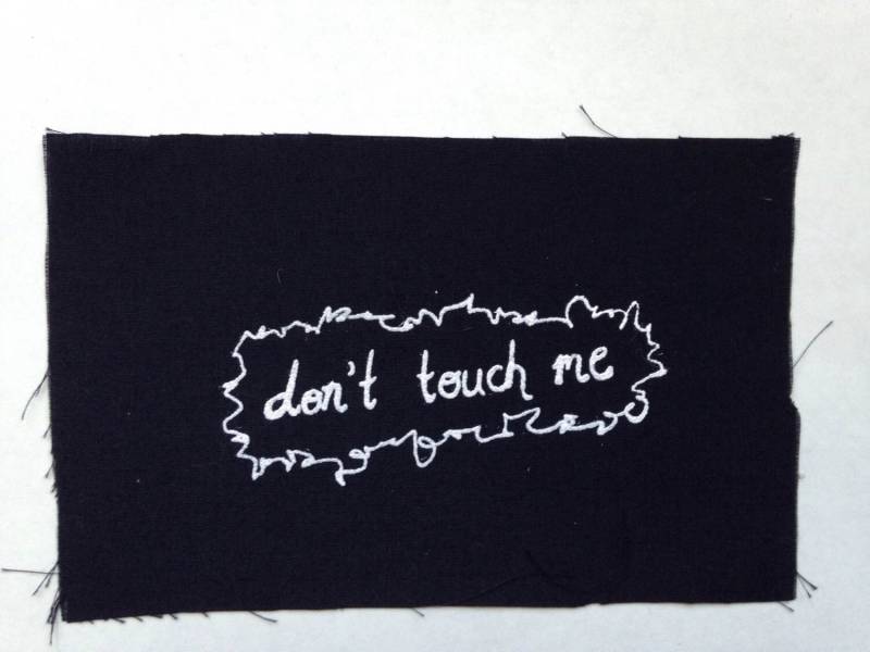 Berühren Sie Mich Nicht Screenprinted Patch von shakingpapers