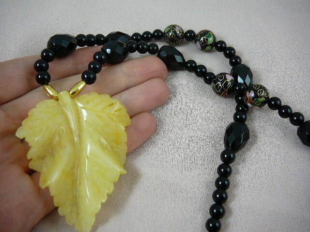 20 Zoll Lang Gelb Jaspis-Blatt Mit Schwarzem Onyx Edelstein Und Cloisonne Perlen Halskette V307-4 von sharkman123