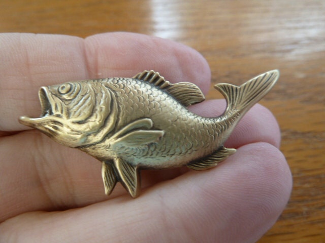 Kleiner Großer Mund Fisch Bass Ich Liebe Angelsport Herz Messing Pin Anhänger Schmuck | B-Fisch-1 Kleiner Großer Mund Fisch Bass Ich Liebe Angelsport Herz Messing Pin Anhänger Schmuck | B-Fisch-1 von sharkman123