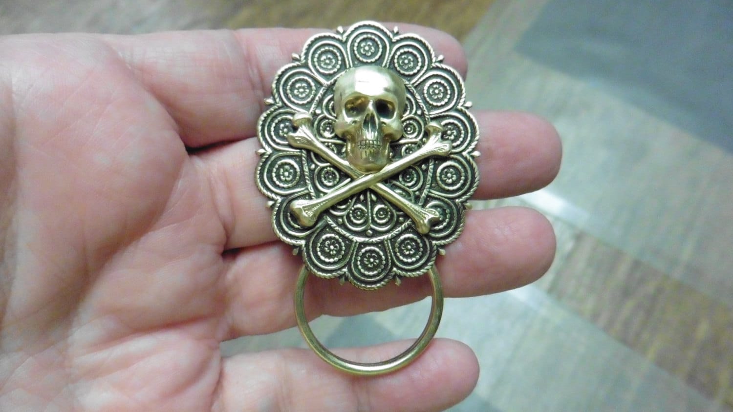 Totenkopf Brillenanhänger Oval Messing Id Ausweishalter Brillenschleife E-888 Totenkopf Brillenanhänger Oval Messing Id Ausweishalter Brillenschleife E-888 von sharkman123