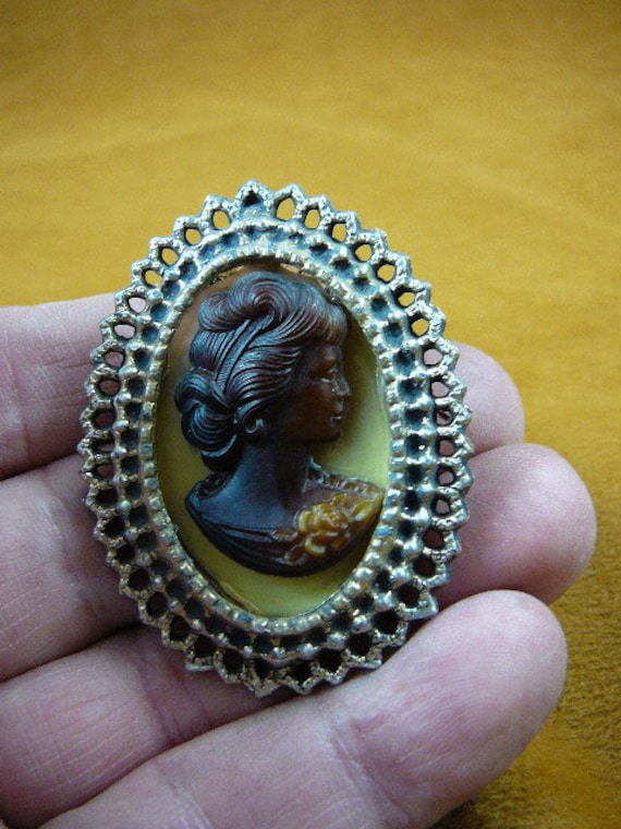 Vintage Gesicht Frau Mit Welligem Haar Oval Dunkelgelb Glas Cameo Pin Brosche C1504 Vintage Gesicht Frau Mit Welligem Haar Oval Dunkelgelb Glas Cameo Pin Brosche C1504 von sharkman123