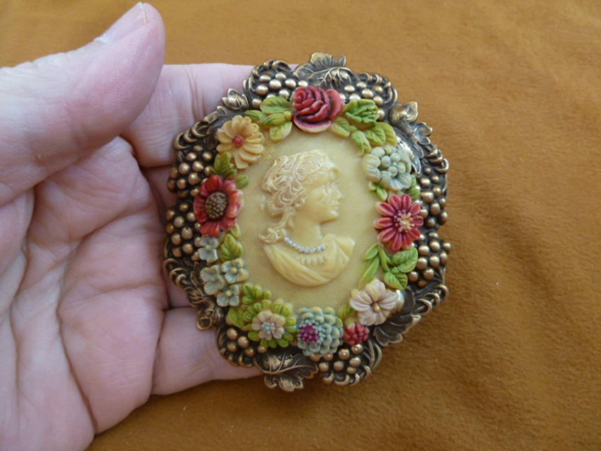 Vintage Lady Woman Rote Rosen Gelbe Daisy Blaue Blume Getrimmt Ovalen Elfenbeinplastik Cameo Traubenstraummbaufähler C-510 Vintage Lady Woman Rote Rosen Gelbe Daisy Blaue Blume Getrimmt Ovalen Elfenbeinplastik Cameo Traubenstraummbaufähler C-510 von sharkman123