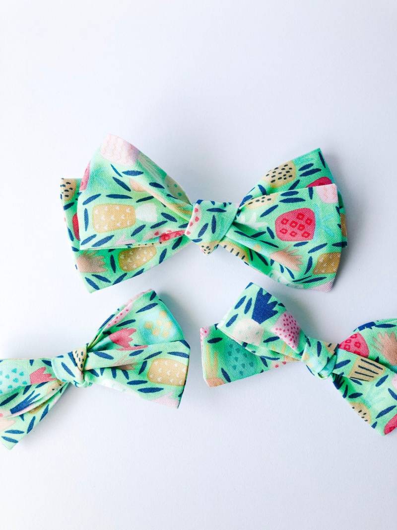 Ananas-Stoff-Bögen | Hand Gebunden Baby Schleife Zopf Krokodilklemmen Clip Nylon Stirnband Petrol Rosa Korallen Mehrfarbige Neugeborenen von shayshaydesign