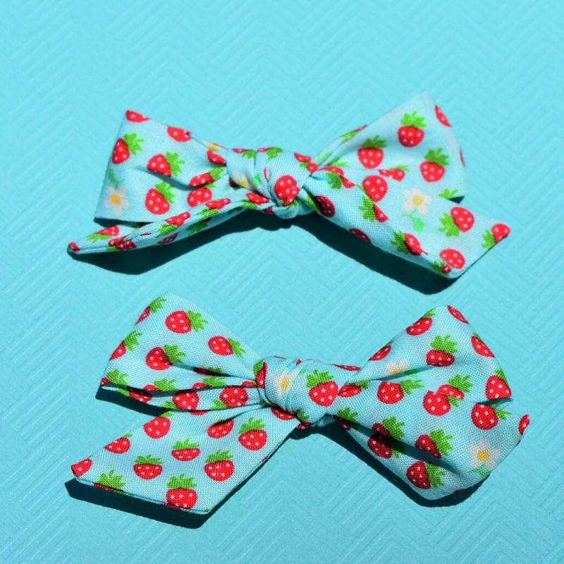 Erdbeere Dünn Zopf Schleife | Hand Gebunden Baby Kleinkind Krokodilklemmen Clip Nylon Stirnband Frucht Rot Aqua-Petrol von shayshaydesign