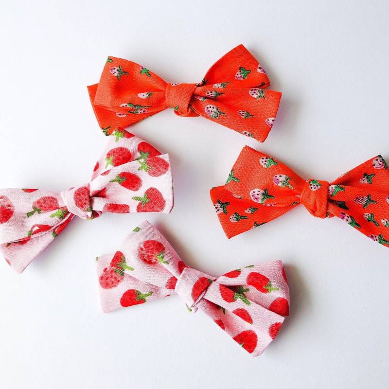 Erdbeere Dünn Zopf Schleife | Orange Rosa Hand Gebunden Baby Kleinkind Krokodilklemmen Clip Nylon Stirnband Frucht Rot von shayshaydesign