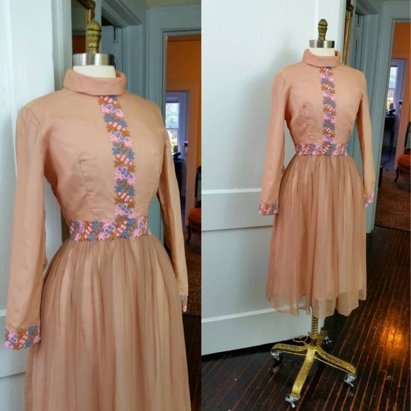 50Er Jahre Cocktail-Kleid Lange Ärmel Florale Stickerei S 50Er Jahre Cocktail-Kleid Lange Ärmel Florale Stickerei S von sheandhervintage