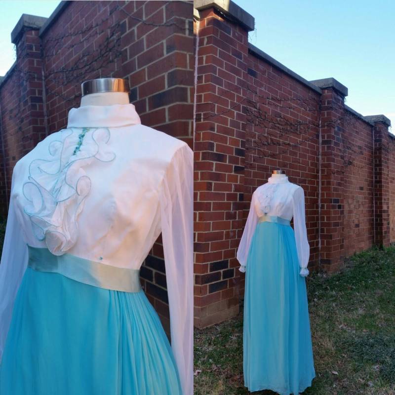 60Er Jahre Maxi-Kleid Weiß Und Türkis Blau S/M 60Er Jahre Maxi-Kleid Weiß Und Türkis Blau S/M von sheandhervintage