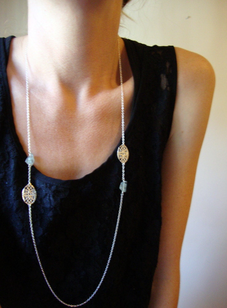 Lange Schleife Halskette Aus Sterling Silber Mit Gegossener Vintage Spitze Und Aquamarin Akzenten von sheenajewellery