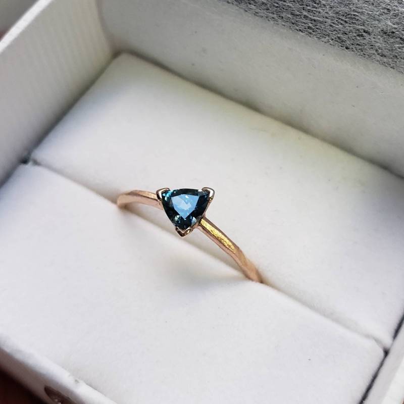 Montana Saphir Ring Trillion Schnitt Solid Gold Verlobungsring 10K 14K 18K von sheenajewellery