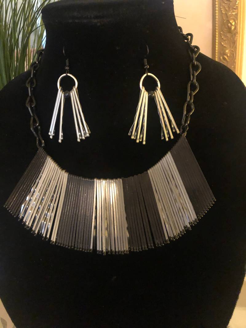 Bobby Pins Schmuckset, Längenverstellbare Halskette, Ohrringe, Statement Avantgarde Geschenkbox. "Eine Seite Oder Die Andere" Bobby Pins Schmuckset, Längenverstellbare Halskette, Ohrringe, Statement Avantgarde Geschenkbox. "Eine Seite Oder Die Andere" von shellscape53