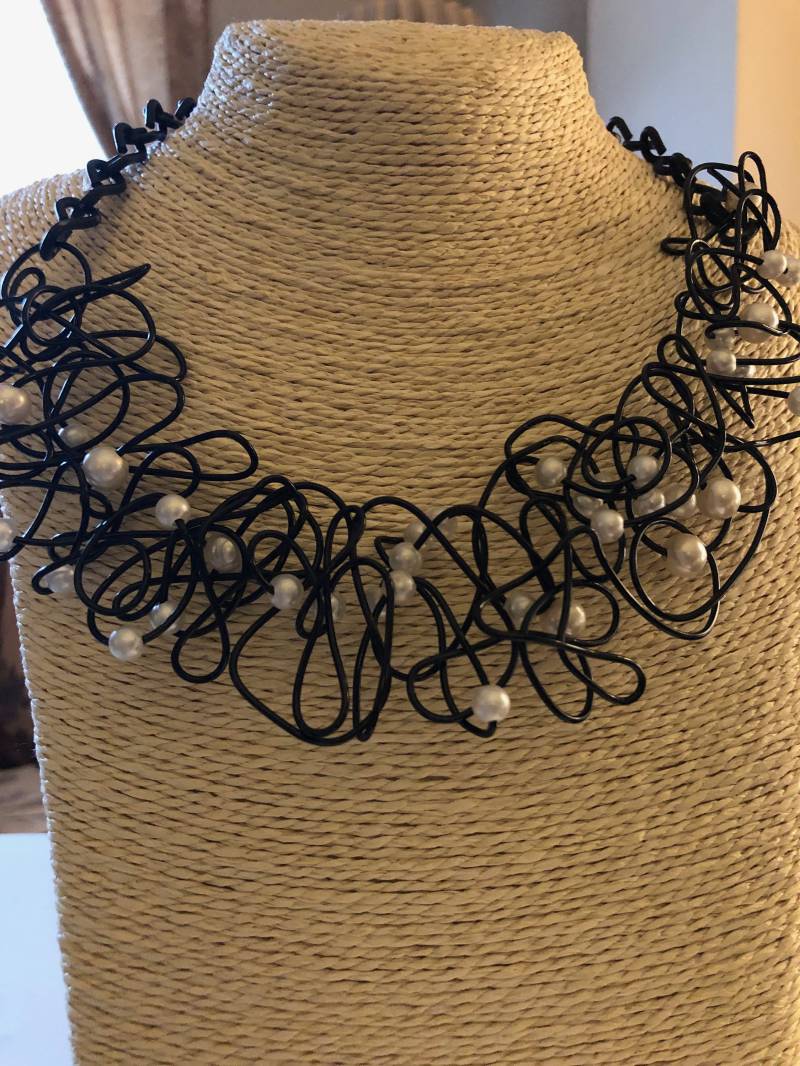 Halskette Schwarz Und Weiß Perlen, Schwarz-Draht, Verstellbare Länge, Statement, Geschenkbox Abstraktion Halskette Schwarz Und Weiß Perlen, Schwarz-Draht, Verstellbare Länge, Statement, Geschenkbox Abstraktion von shellscape53