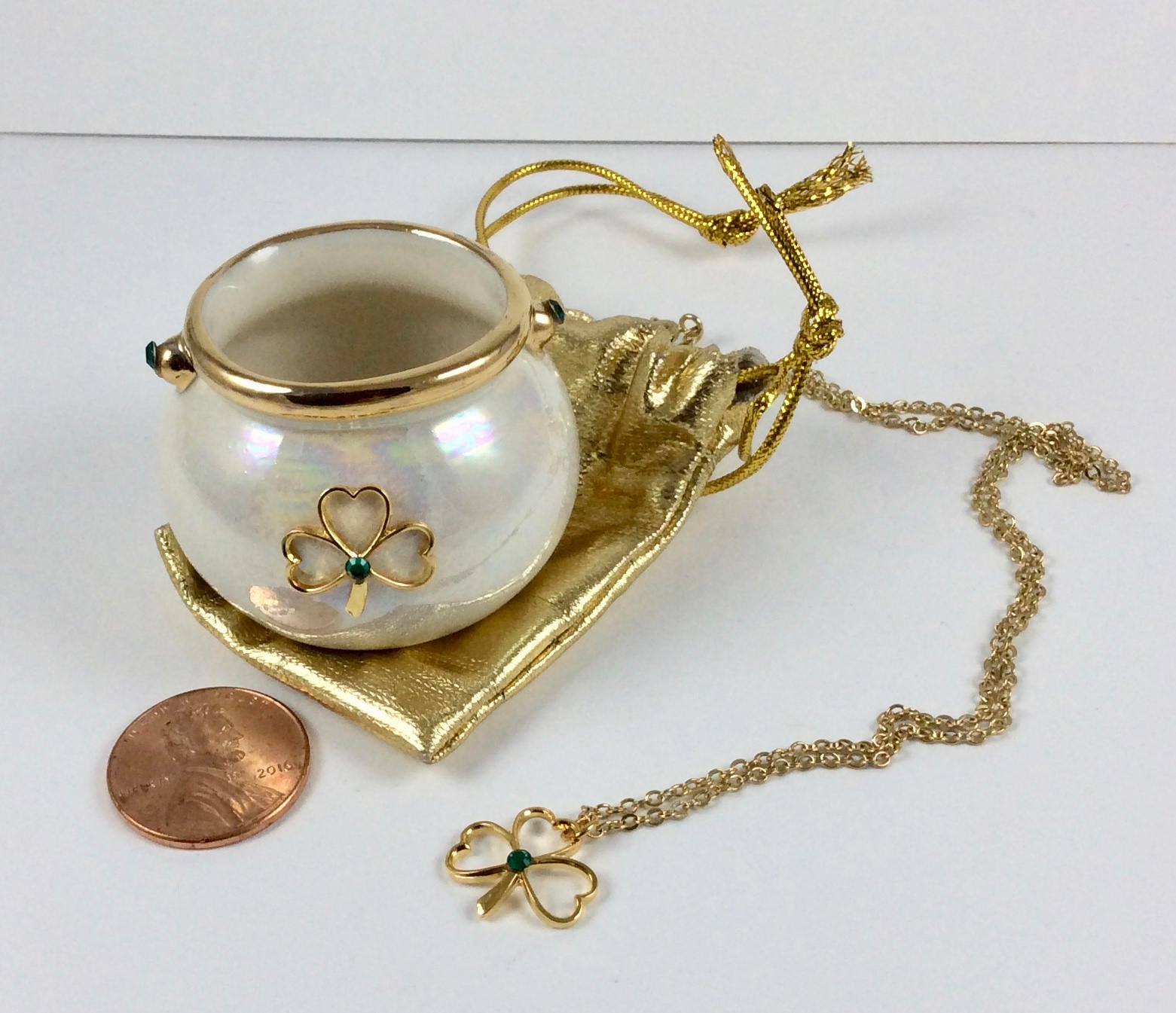 Topf Voll Gold Mit Shamrock & Smaragd Kristall Halskette Topf Voll Gold Mit Shamrock & Smaragd Kristall Halskette von sherdesigns
