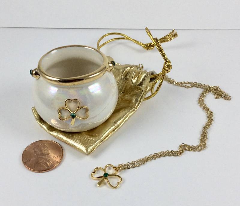 Topf Voll Gold Mit Shamrock & Smaragd Kristall Halskette von sherdesigns