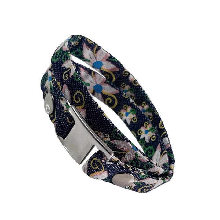 Elsbeth - Wickelarmband Aus Denim, Dunkelblau Mit Blumenmuster Elsbeth - Wickelarmband Aus Denim, Dunkelblau Mit Blumenmuster von shippermans