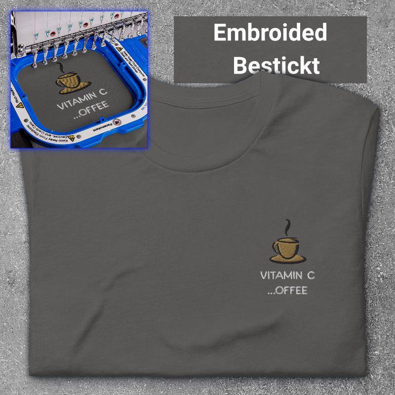 Besticktes Vitamin C Kaffeeliebhaber Unisex-T-Shirt, Coffee, Geschenkidee, Gesticktes Design, Kaffee T-Shirt von shirtmik