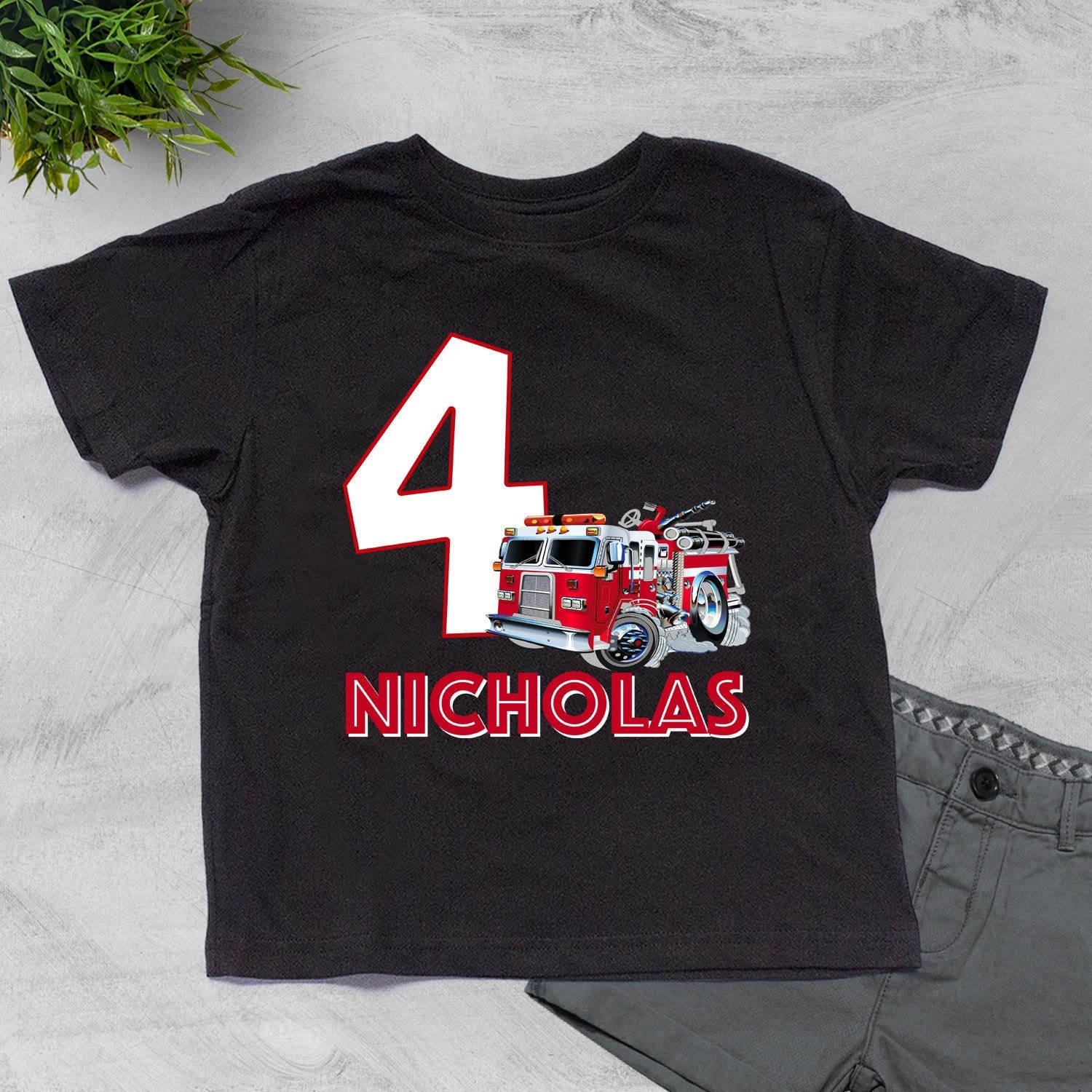 Feuerwehrtruck Geburtstag Personalisiertes T-Shirt von shirtsbynany