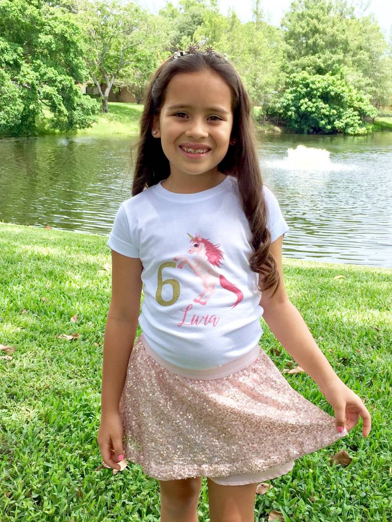 Personalisiertes Einhorn Geburtstagsmädchen Gold Glitzer T-Shirt von shirtsbynany