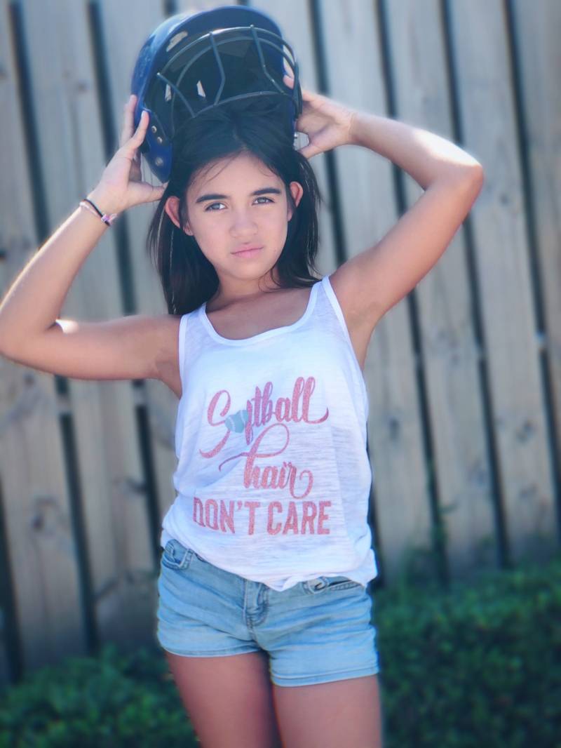 Softball Hair Don't Care Mädchen Tank Top Jugend Racerback von shirtsbynany