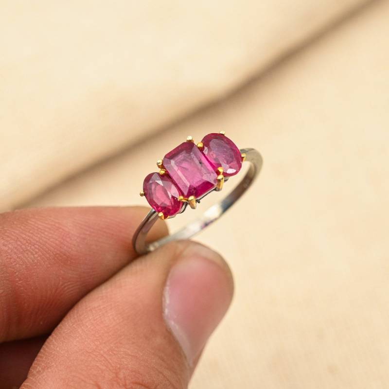 Atemberaubender Dreifach Rubin Edelstein Ring, 925 Sterling Silber Schmuck, Elegantes Zierliches Design, Juli Birthstone, Roter Stein Atemberaubender Dreifach Rubin Edelstein Ring, 925 Sterling Silber Schmuck, Elegantes Zierliches Design, Juli Birthstone, Roter Stein von shivanijewels
