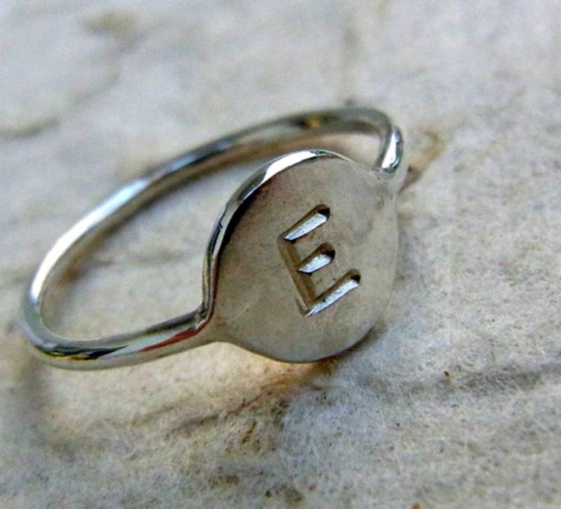 Hand Gestempelt Ring. Buchstaben-Ring. Personalisierte Anfangsring. Gravierte Weihnachtsgeschenk. Identität Schmuck. Mutter Und Tochter Ring von shmukies