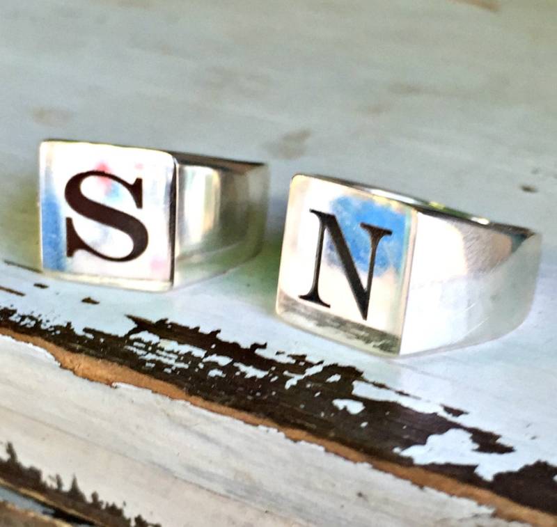Unisex Siegelring, Personalisierte Ring, Initialen Paar Ringe, Gravierte Set Von Ringen, Seine Und Ihre Ihre Ringe Unisex Siegelring, Personalisierte Ring, Initialen Paar Ringe, Gravierte Set Von Ringen, Seine Und Ihre Ihre Ringe von shmukies