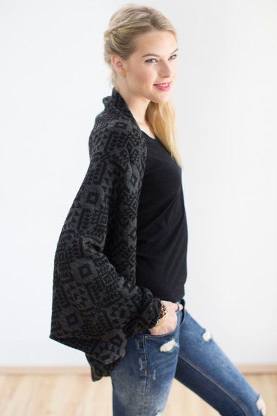 Bolero O'mon Dieu in Schwarz-Grau Bolero O'mon Dieu in Schwarz-Grau von shokoshop