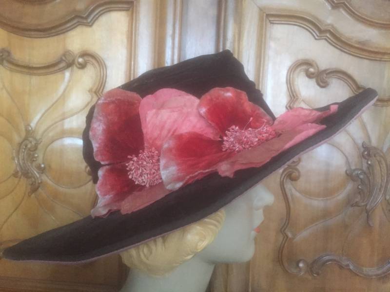 Jahrgang Der 1920Er Jahre Samt Breiter Krempe Hut Schwarz Rosa Mit Mohn Jahrgang Der 1920Er Jahre Samt Breiter Krempe Hut Schwarz Rosa Mit Mohn von shopDECADENCEvintage