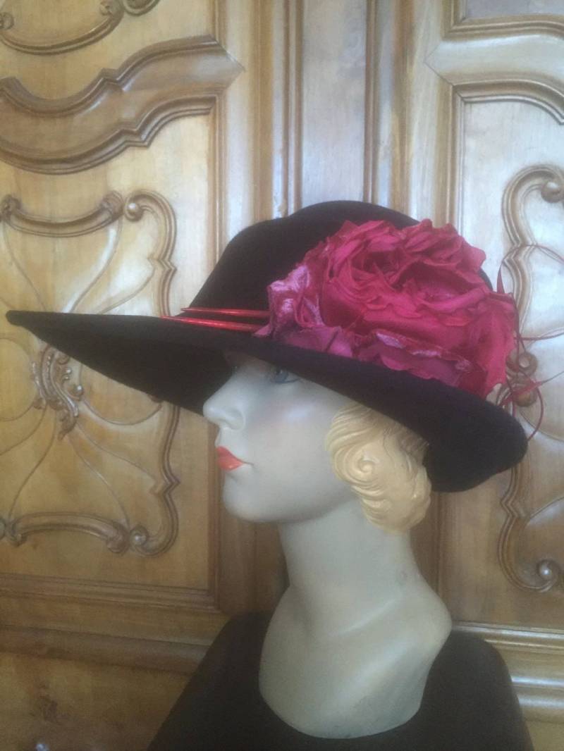 Prächtige Vintage Philip Treacy Londonschwarz Samt Hut Mit Fuscia Pfingstrose in Schönen Condion Wie Neue Ascot von shopDECADENCEvintage