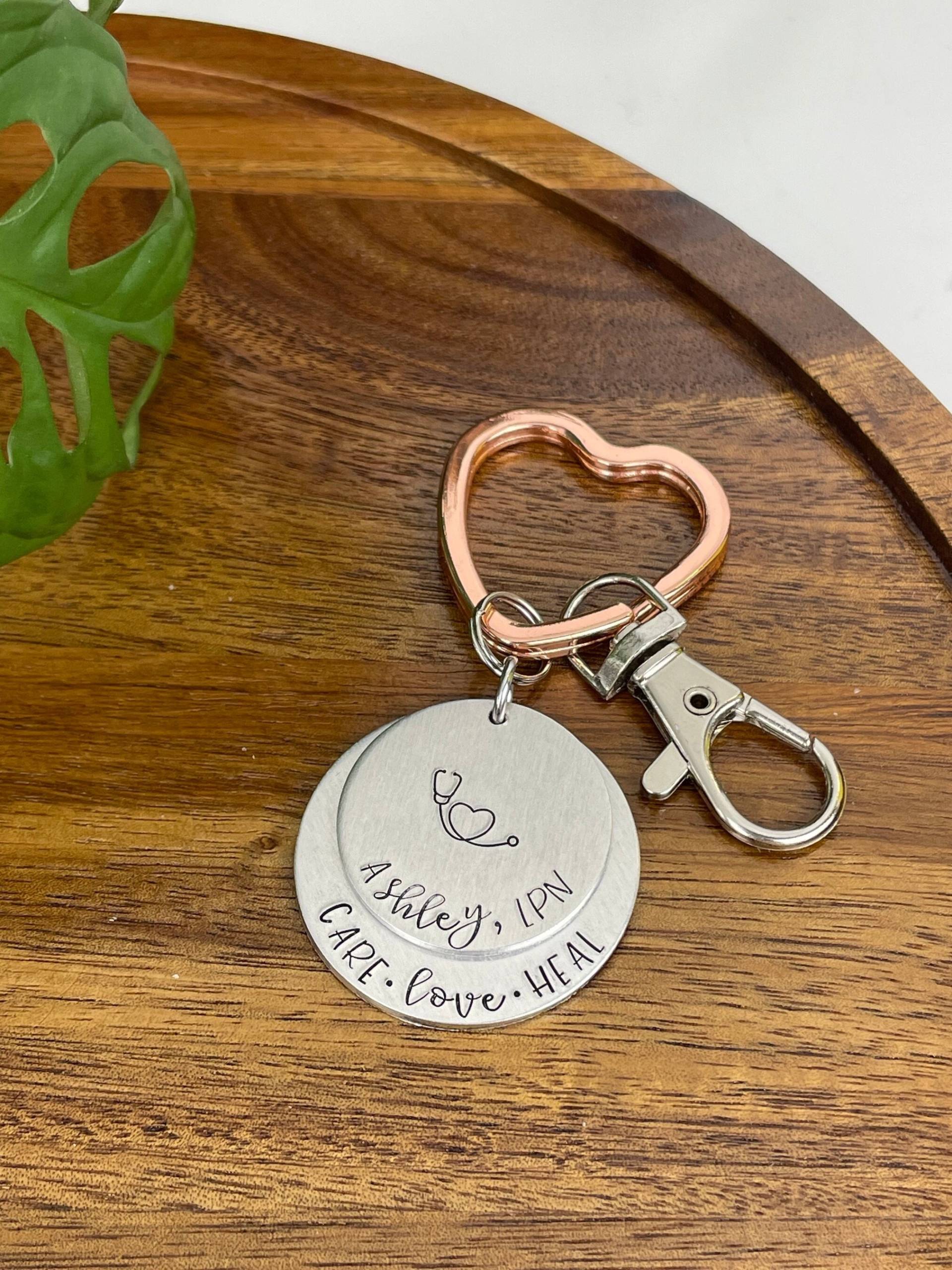 Krankenschwester Schlüsselbund | Pflege Liebe Heilen Geschenk Krankenschwestern Abschluss Krankenpflege Studenten Wertschätzung Keychain Für Krankenschwester Schlüsselbund | Pflege Liebe Heilen Geschenk Krankenschwestern Abschluss Krankenpflege Studenten Wertschätzung Keychain Für von shopSarahKayDesigns