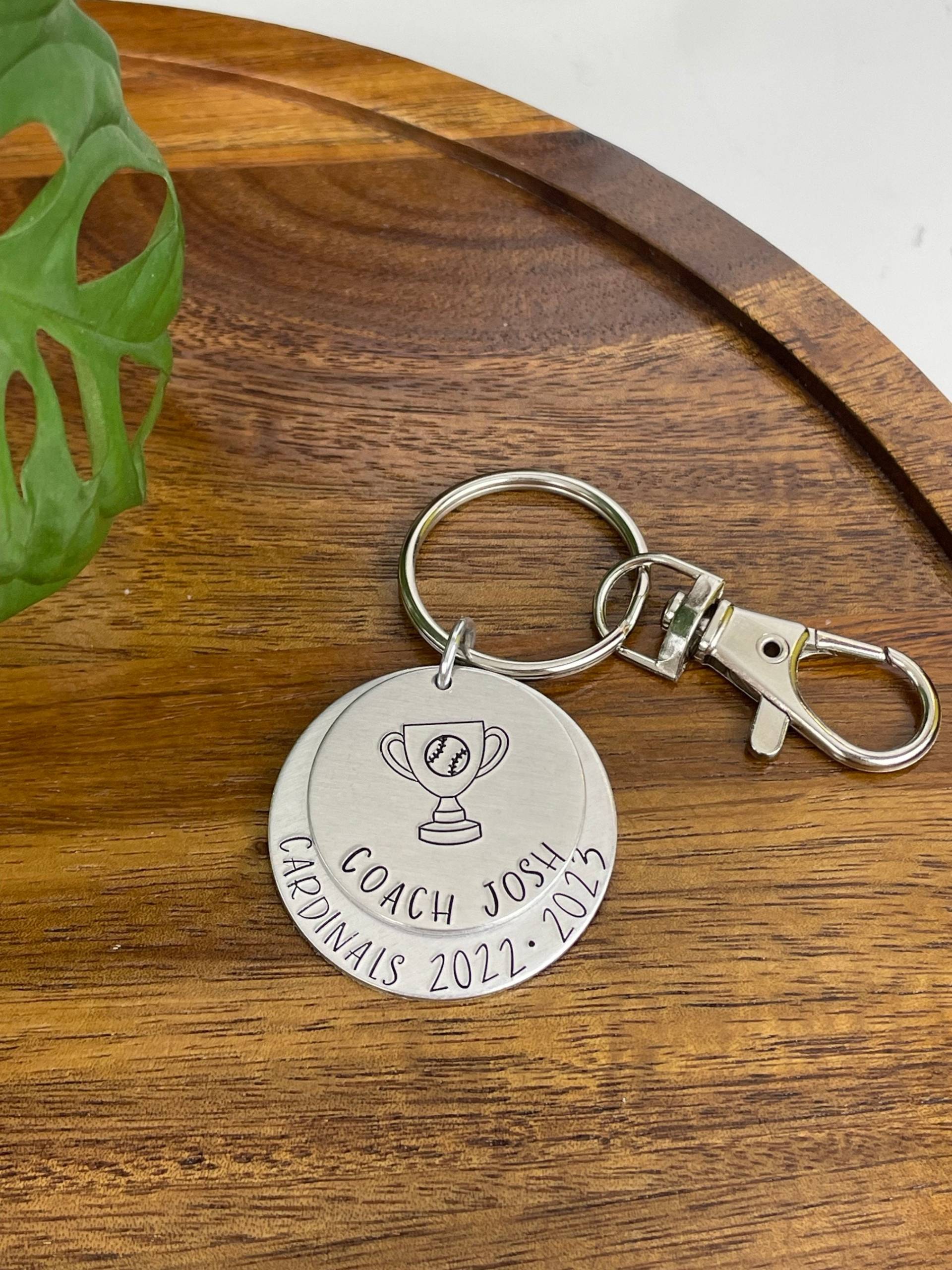 Personalisierter Coach-Schlüsselanhänger | Team-Trainer-Geschenk Geschenk Für Trainer Baseballtrainer Teamgeschenk Bester Aller Zeiten #1 Personalisierter Coach-Schlüsselanhänger | Team-Trainer-Geschenk Geschenk Für Trainer Baseballtrainer Teamgeschenk Bester Aller Zeiten #1 von shopSarahKayDesigns