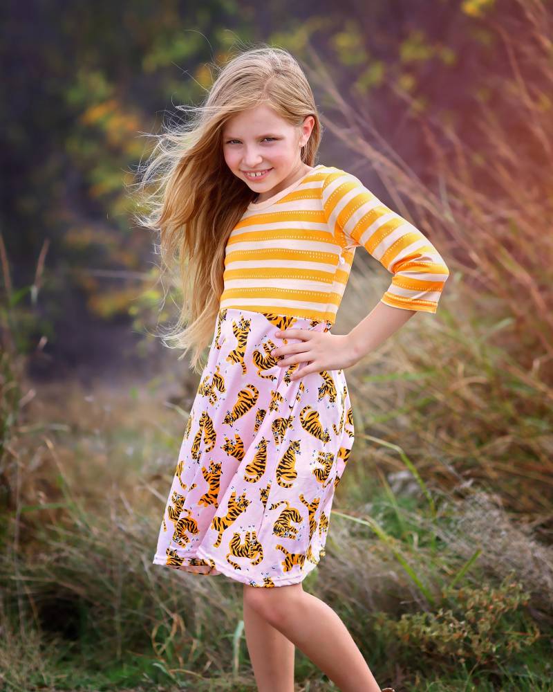 A-Linien-Kleid - Mädchenkleid Twirly-Kleid Geburtstagskleid Partykleid Rosa Und Oranges Tigerkleid, Schulanfangskleid, Lässiges Kleid von shopWhitneyElizabeth