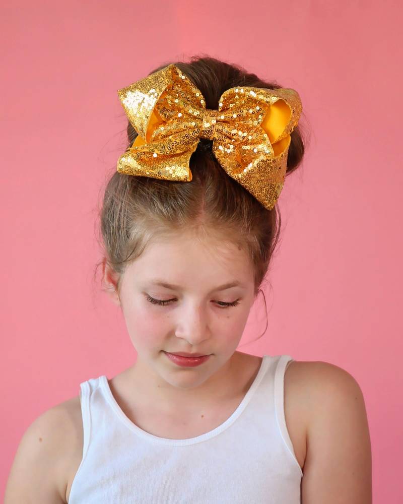 Großer Pailletten-Goldschleifenclip - Paillettenschleifenclip, Goldschleife, Goldtanzschleifenclip Übergroße Pailletten-Cheer-Schleife von shopWhitneyElizabeth