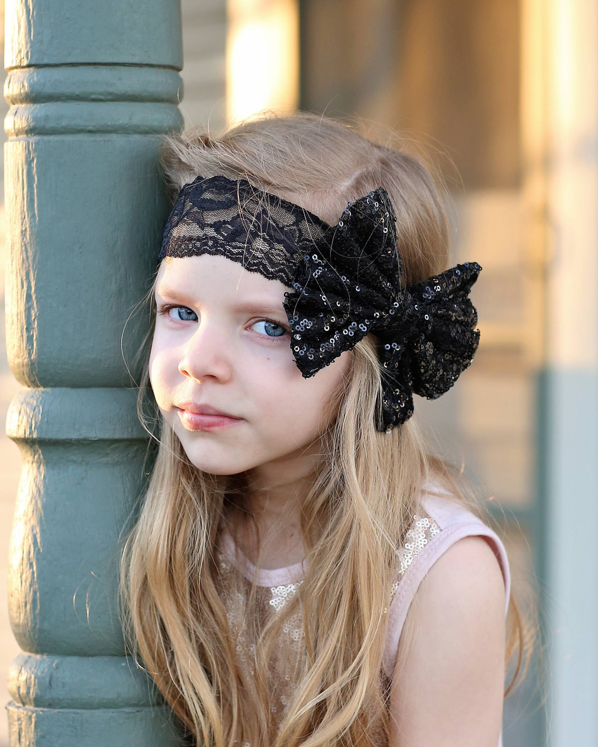 Schwarze Paillettenschleife Auf Spitzenstirnband - Schleife, Schwarzes Stirnband, Spitzenband, Haaraccessoire, Schwarze Paillettenschleife von shopWhitneyElizabeth