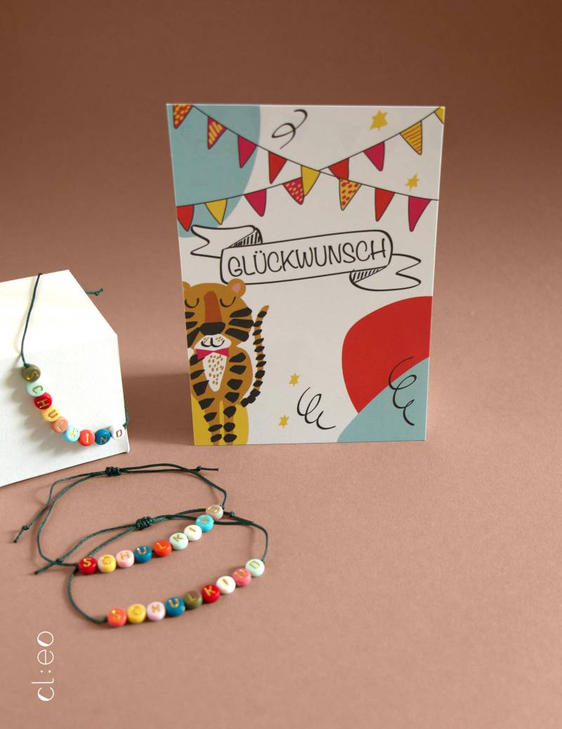 Set "Glückwunsch" Buntes Armband "Schulkind" + Postkarte "Herzlichen Glückwunsch", Einschulung, Schulstart, Schulanfänger, Buchstabenperlen von shopcleodesign