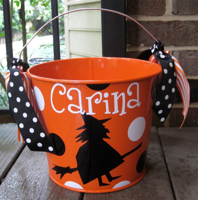 Personalisierter 5Qt Halloween Süßes Oder Saures Eimer Mit Griffen/Hexe Auf Einem Besen & Namensdesign Viele Designs Zur Auswahl; Bonboneimer Personalisierter 5Qt Halloween Süßes Oder Saures Eimer Mit Griffen/Hexe Auf Einem Besen & Namensdesign Viele Designs Zur Auswahl; Bonboneimer von shopeverygift