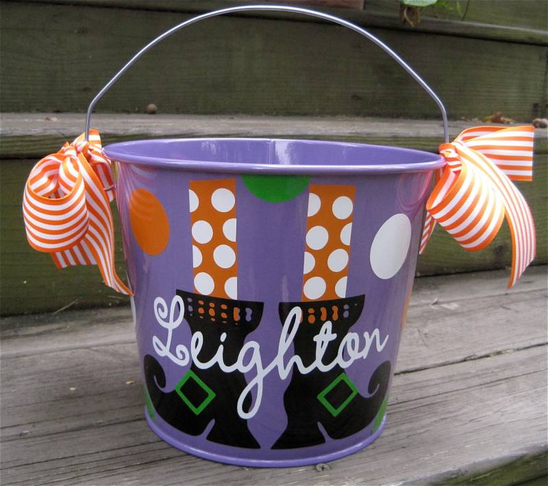 Personalisierter Lila 5Qt Halloween Süßes Oder Saures Eimer Mit Griffen/Hexenfüßen Namensdesign Vielen Designs Zur Auswahl Personalisierter Lila 5Qt Halloween Süßes Oder Saures Eimer Mit Griffen/Hexenfüßen Namensdesign Vielen Designs Zur Auswahl von shopeverygift