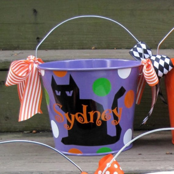 Personalisierter Lila 5Qt Halloween Süßes Oder Saures Eimer Mit Griffen/Schwarze Katze Namen Design Viele Designs Zur Auswahl von shopeverygift