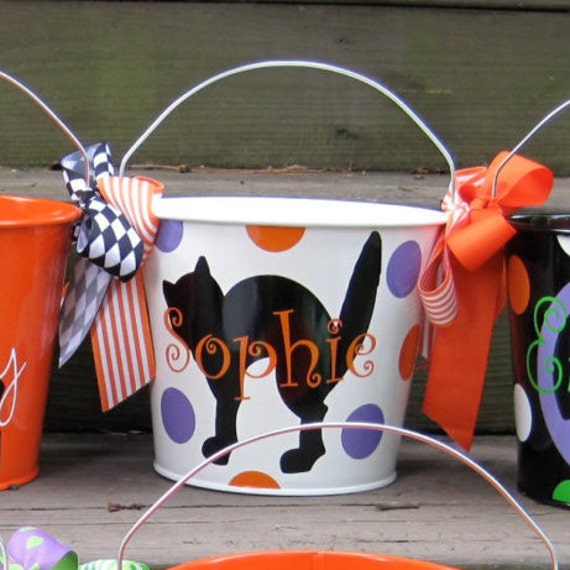 Personalisierter Weißer 5Qt Halloween Trick-Or-Treat-Eimer Mit Griffen/Katzendesigns Namen Zusätzlichen Designs Zur Auswahl von shopeverygift