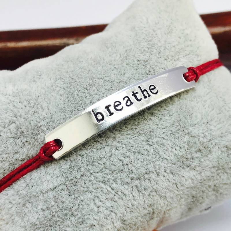"Handgestempeltes "Breathe" Armband Inspirierendes Yoga Geschenk." von shopgiselledesigns