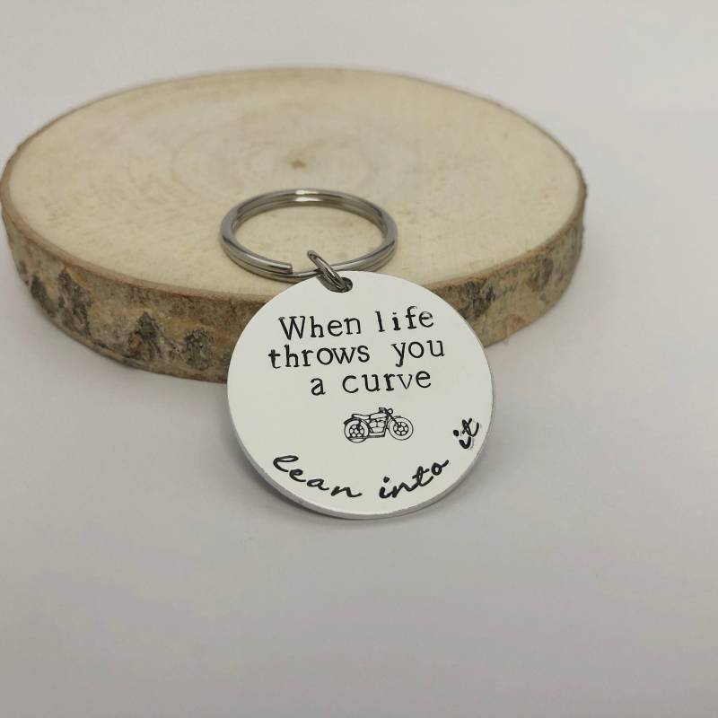 Motorrad Schlüsselanhänger "Lean in It' Hand Gestempelt Biker Geschenk von shopgiselledesigns