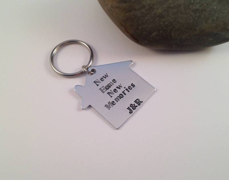 Neues Zuhause Neue Erinnerungen Schlüsselanhänger, Housewarming Geschenk, Leben Zusammen, Einzug, Erstes Zuhause, Initial Schlüsselanhänger von shopgiselledesigns