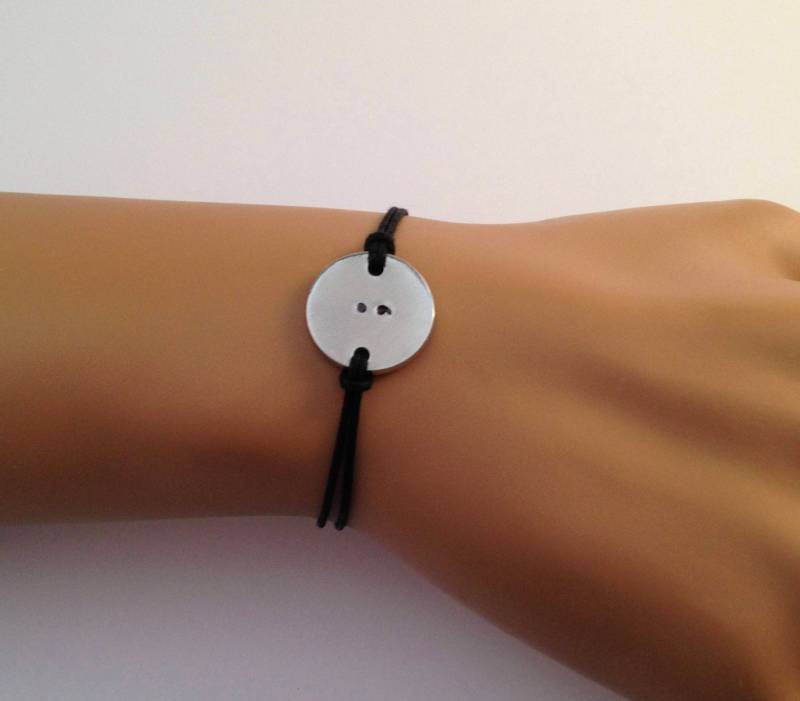 Semikolon Armband Hand Gestempelt Aluminium Tag, Verstellbare Schnur von shopgiselledesigns