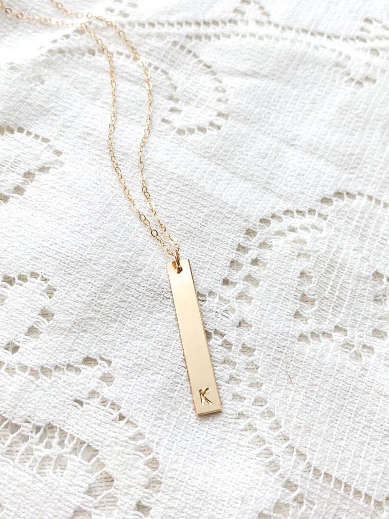 Personalisierte Vertikale Initial Bar Halskette Gold Filled, Rose Filled Personalisierte Vertikale Initial Bar Halskette Gold Filled, Rose Filled von shophelloheather