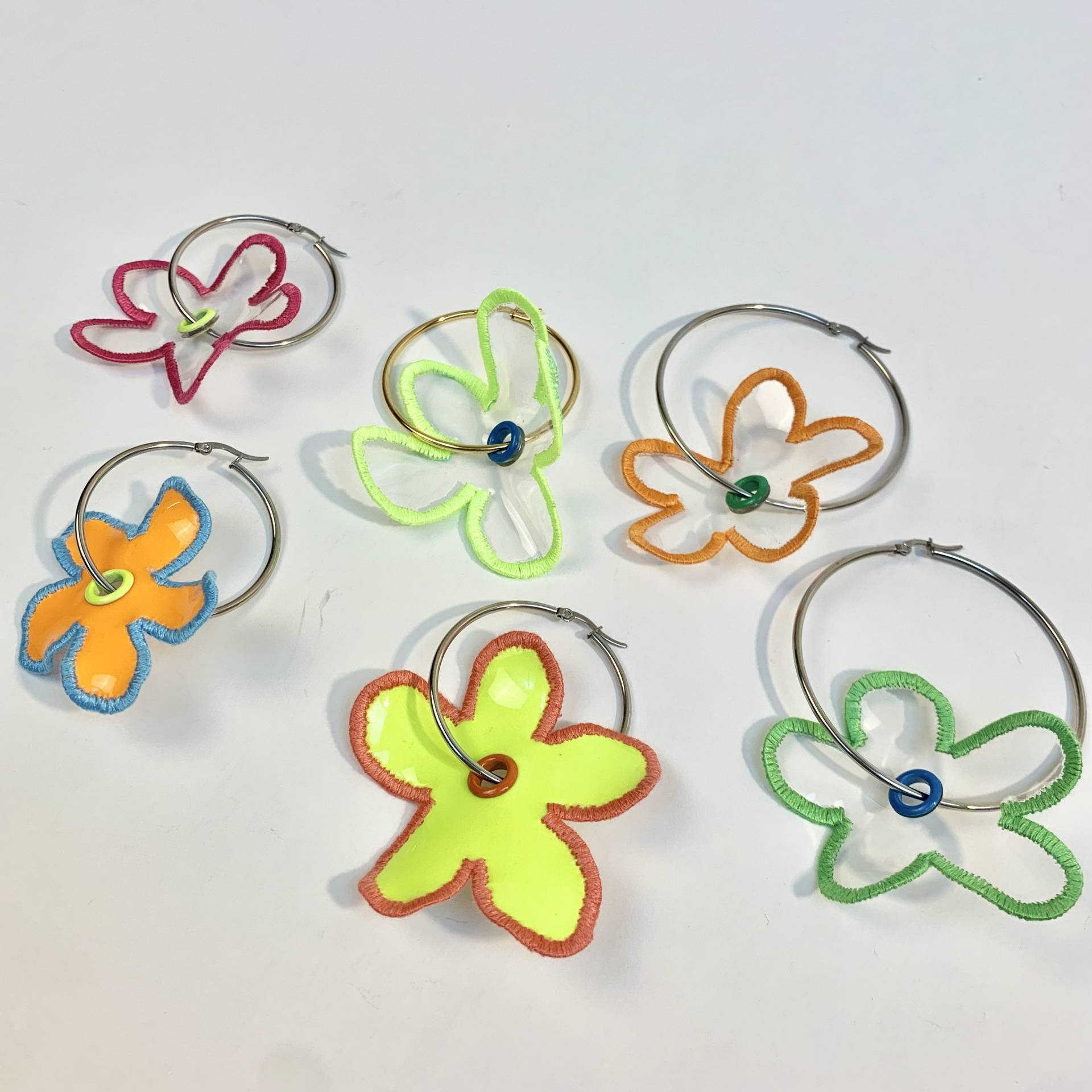 Leuchtender Daisy Einzelner Handgemachter Ohrring Leuchtender Daisy Einzelner Handgemachter Ohrring von shopjournal