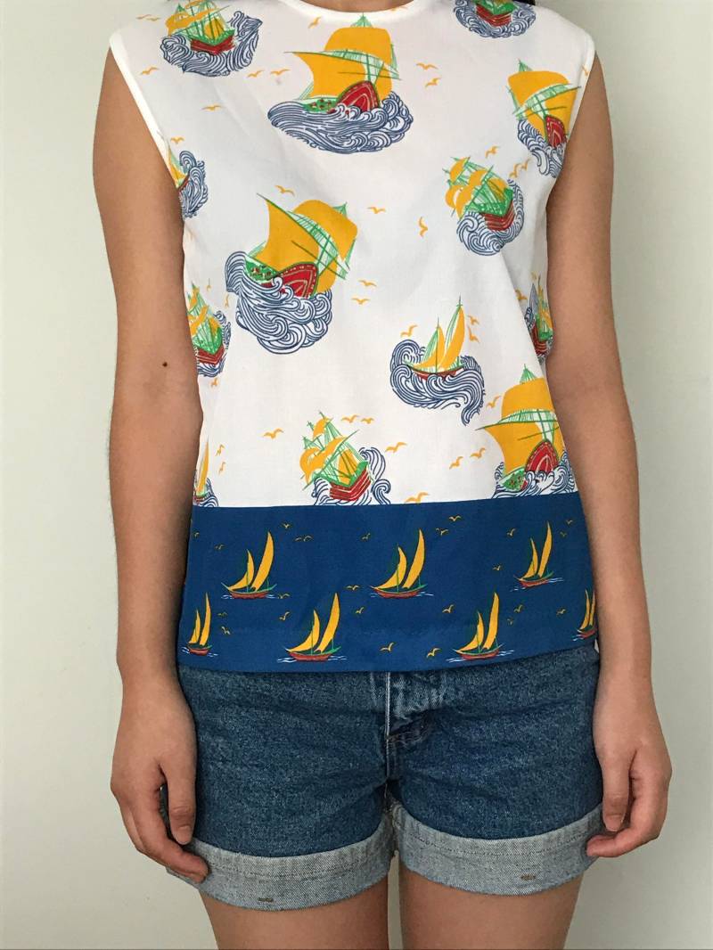 Vtg Handgemachte Segelschiff Drucken Ärmelloses Top Vtg Handgemachte Segelschiff Drucken Ärmelloses Top von shoplaterdays