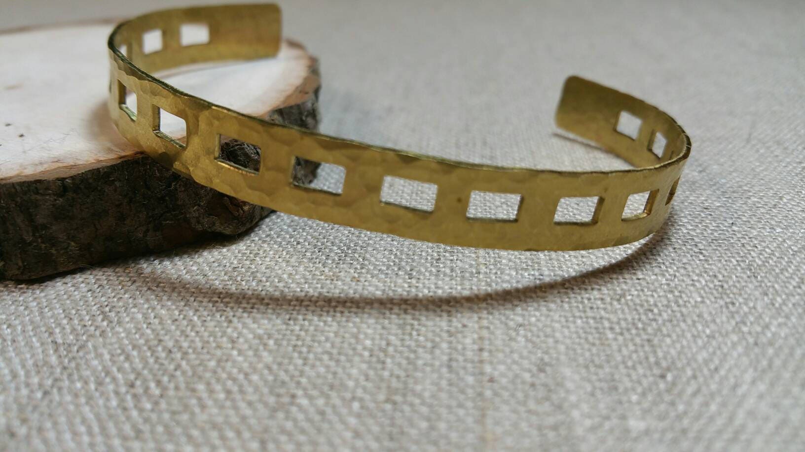 Gehämmertes Messing Rechteck Ausschnitt Armreif/stapelbares Armband Boho Minimalist - Bhc04 Gehämmertes Messing Rechteck Ausschnitt Armreif/stapelbares Armband Boho Minimalist - Bhc04 von shopmaj